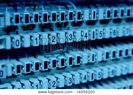 Kép a fehér elektronikus csatlakozók pluged, színes vezetékek és fekete numerikus jelek