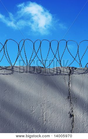 Mur z drutem kolczastym