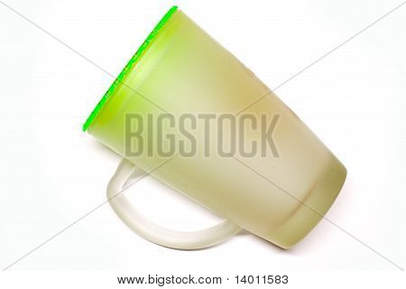 Bicchiere d'acqua su uno sfondo bianco