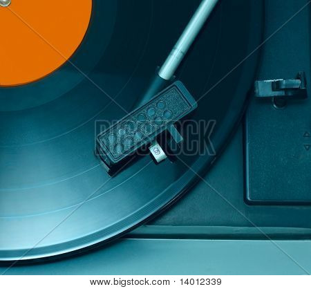 Retro vinyl hráč s diskem. Žádné škrábance ani prach!