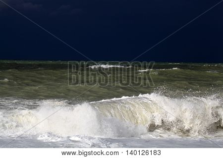 Stormy sea with waves und a dark blue sky.