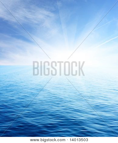 Blå havet och moln