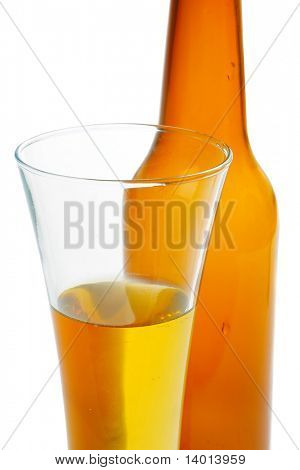 Vetro con birra e bottiglia