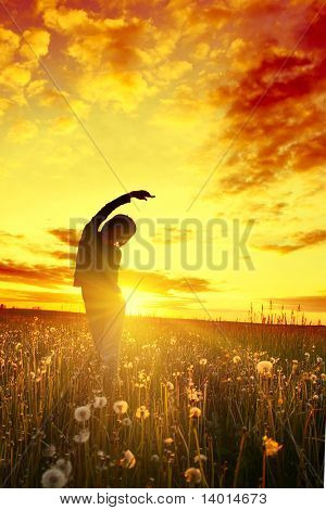 Mujer joven bajo la luz del atardecer