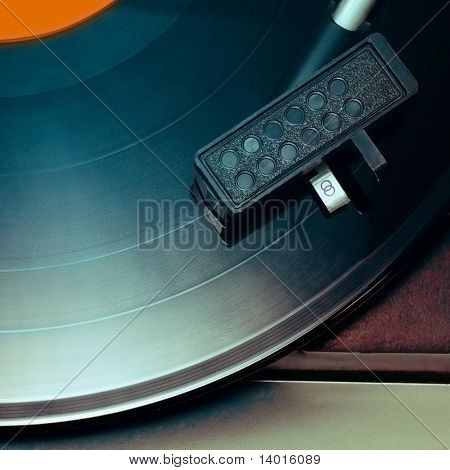 Retro vinyl hráč s diskem. Žádné škrábance
