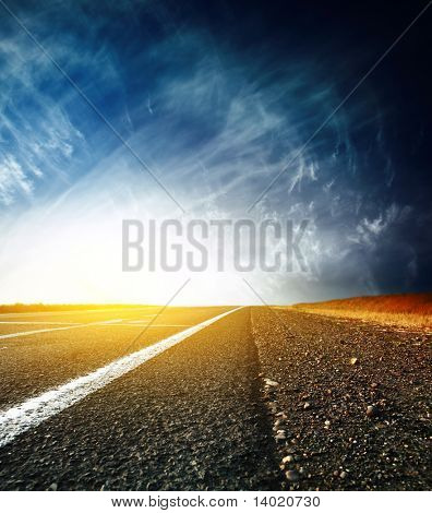 아스팔트도로 구름과 하늘