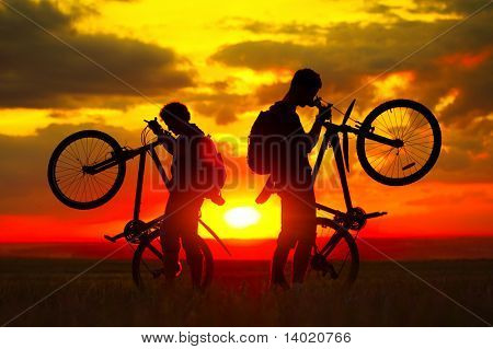 Dva chlápci s kola na sunset
