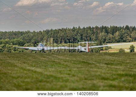 towing gliders when starting on a grass runway in sunny day