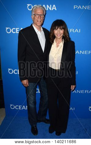 LOS ANGELES - JUL 19:  Ted Danson, Mary Steenburgen at the Oceana Presents Sting Under The Stars at the Private Home on July 19, 2016 in Los Angeles, CA