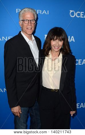 LOS ANGELES - JUL 19:  Ted Danson, Mary Steenburgen at the Oceana Presents Sting Under The Stars at the Private Home on July 19, 2016 in Los Angeles, CA