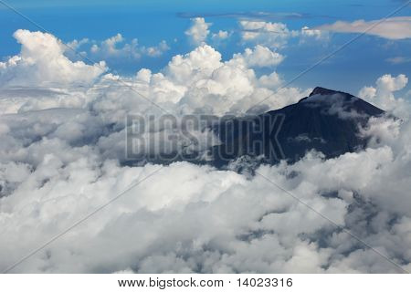 Mountain Rinjani blandt skyer. Se frome fly. Øen Lombok. Indonesien