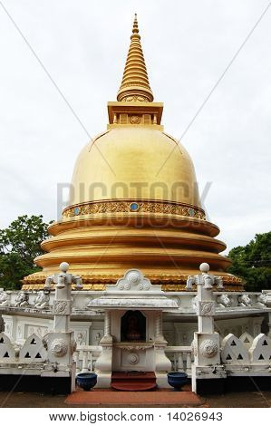 Złoty stupa w zm, Sri Lanka