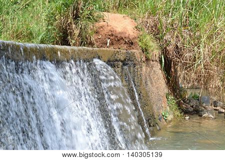 cascada natural de agua fria en perfil