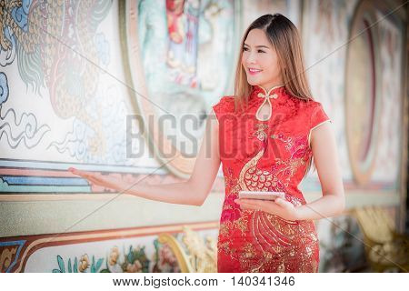 The Asian Chinese Woman In Traditional Chinese And Hold Tablel Computer