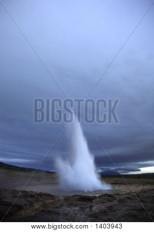 Geysir erutta al crepuscolo