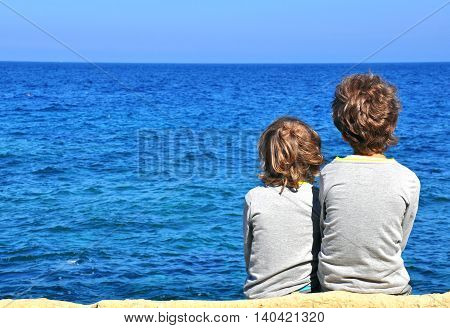 Two small friends looking at the horizon