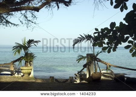 Lumière du soleil à la plage d'entrée