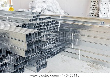 Pile of metallic profiles for plasterboard or dividing wall.