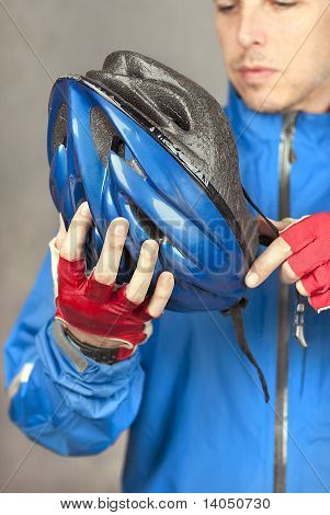 自転車のヘルメットをかぶります