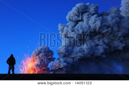 nube di cenere e vulcano Islanda
