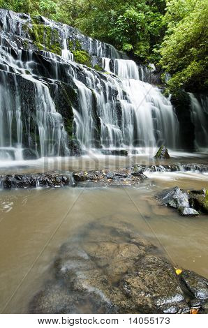 Purakanui Falls Catlins bölgesinin Güney Otago
