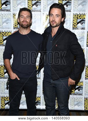 LOS ANGELES - JUL 22:  Antony Starr & Justin Chatwin arrives to the Comic Con 2016 - CBS PhotoCall on July 22, 2016 in San Diego, CA                