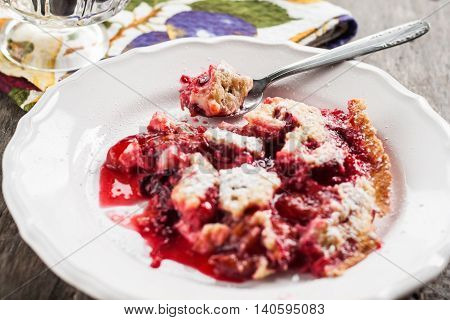 Serve on a plate plum a Clafoutis