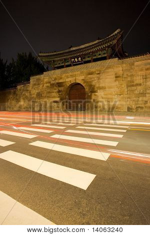 Taivutettu Gyeonbokgung East Gate valot