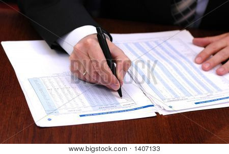Uomo d'affari legge relazione finanziaria 2