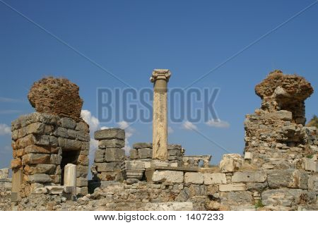 Restes et colonne antique grecque