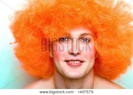 Homme souriant aux cheveux roux