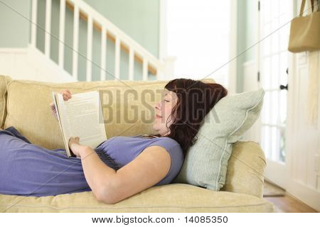 女性の読書ソファに敷設