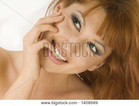 Bella donna dai capelli rossi sorridente 2
