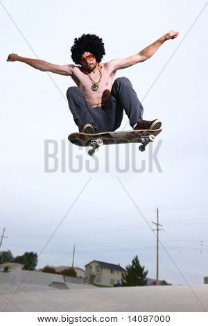 Skateboarder con parrucca divertente