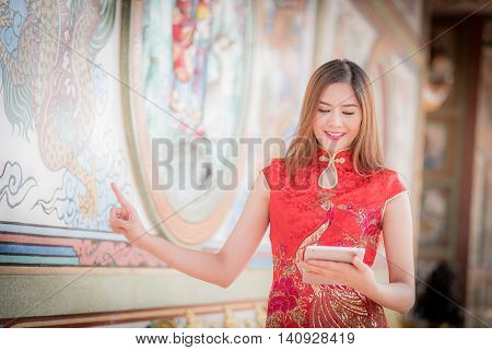 The Asian Chinese Woman In Traditional Chinese And Hold Tablel Computer