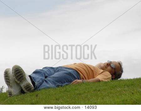 草の上の男