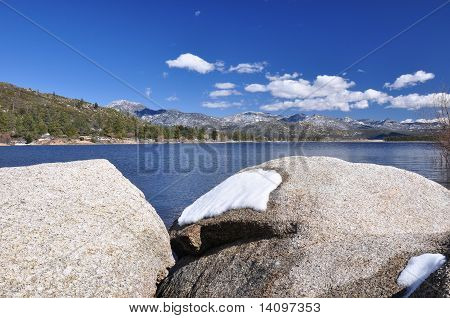 Lac dans les montagnes