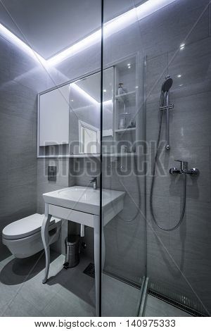 Modern en suite bathroom with shower cabin