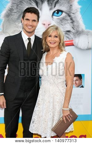 LOS ANGELES - AUG 1:  Robbie Amell, Jennifer Amell at the 