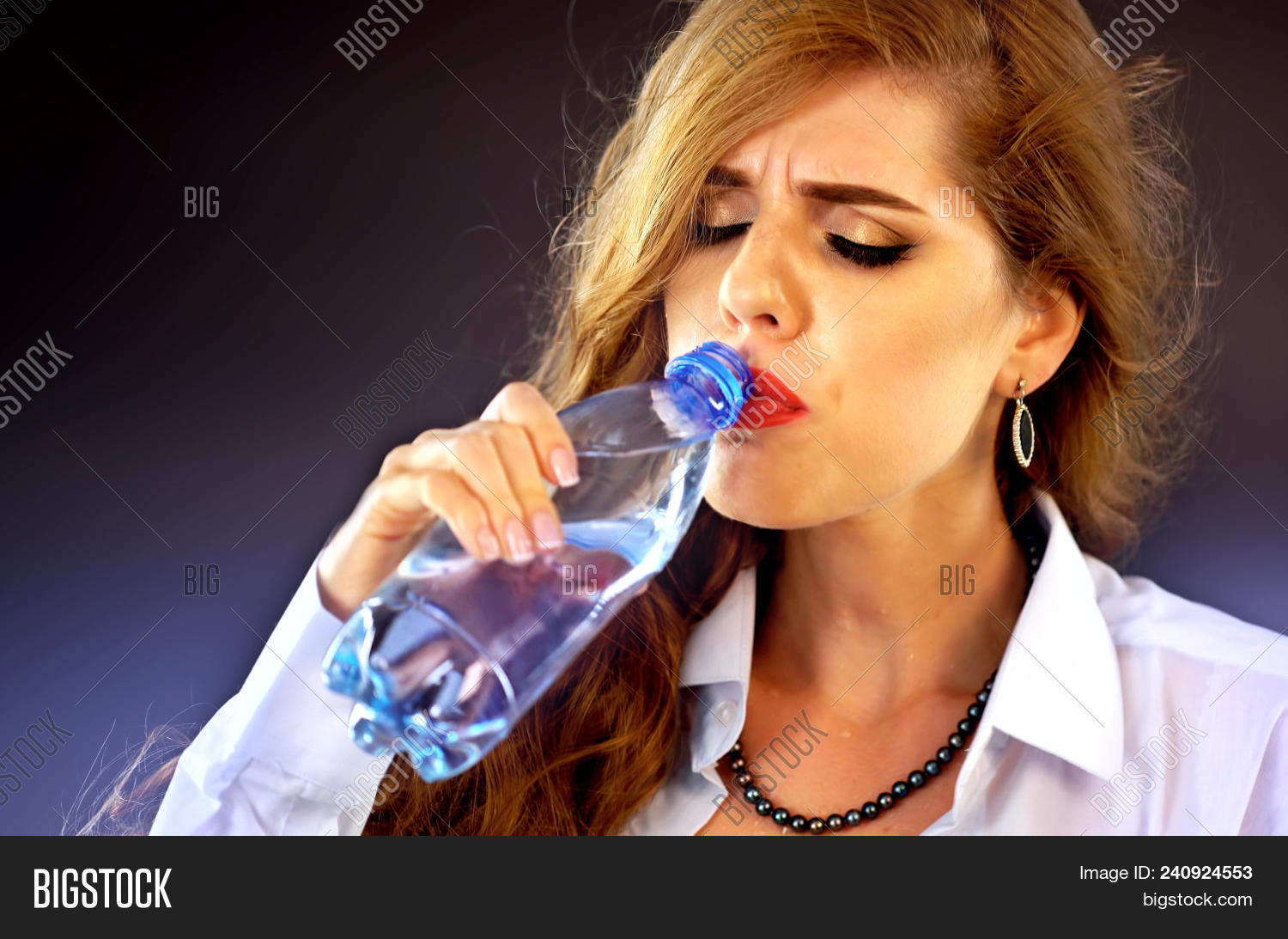 болит зуб когда пью холодную воду. чувствительность зубов. боль в зубе. болит зуб когда пью холодную воду. девушка с трензелем во рту пьет воду.