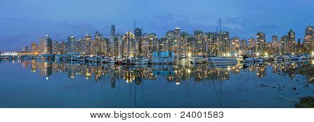 Skyline Harbor Downtown Vancouver Colombie-Britannique à l'heure bleue
