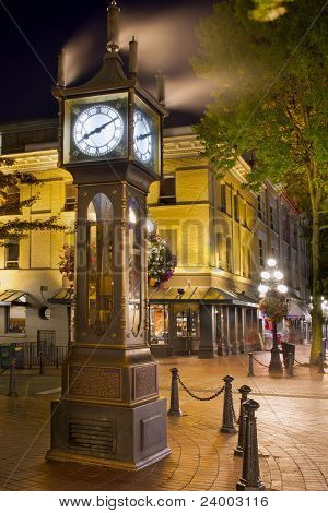 Паровые часы в Gastown Ванкувере в ночное время
