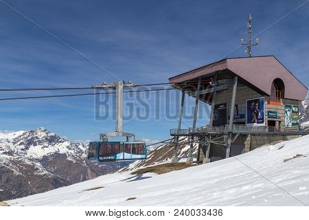 Zermatt, Switzerland - April 12, 2017: The Blauhorn-rothorn Cable Car Leaving The Rothorn Station