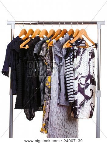 เสื้อผ้าต่าง ๆ บนไม้ hangers แยกต่างหากบนพื้นสีขาว