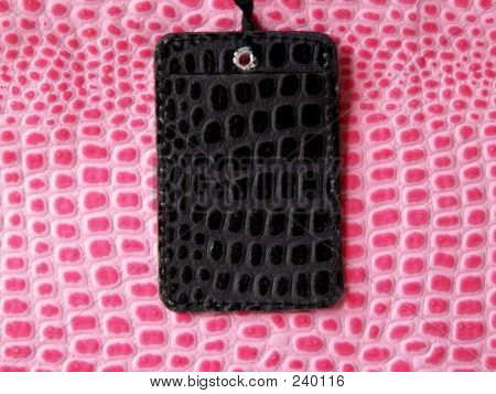 Borsa rosa con etichetta bagaglio