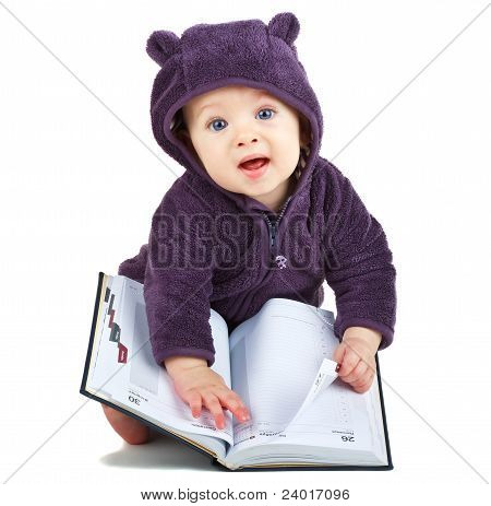 Kind mit einem Buch auf weißem Hintergrund