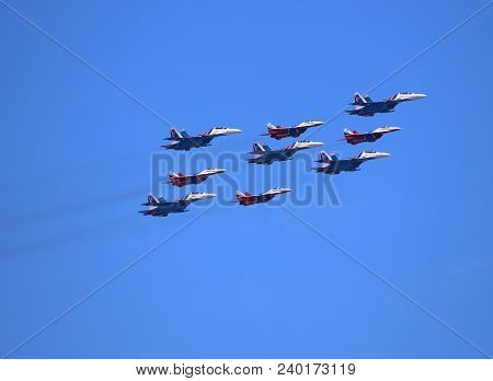 Moscow - Mai 9: Group Of Russian Fighters Of The Aerobatic Team 