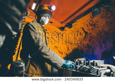 Miner Underground Mining Gold Deep Tunnel Man