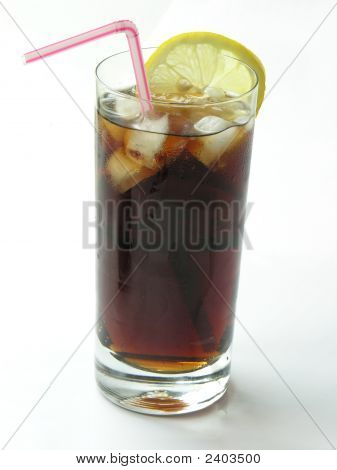 Brown, kühlen Drink In hohe Gläser mit Pfeife