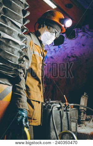 Miner Underground Mining Gold Deep Tunnel Man